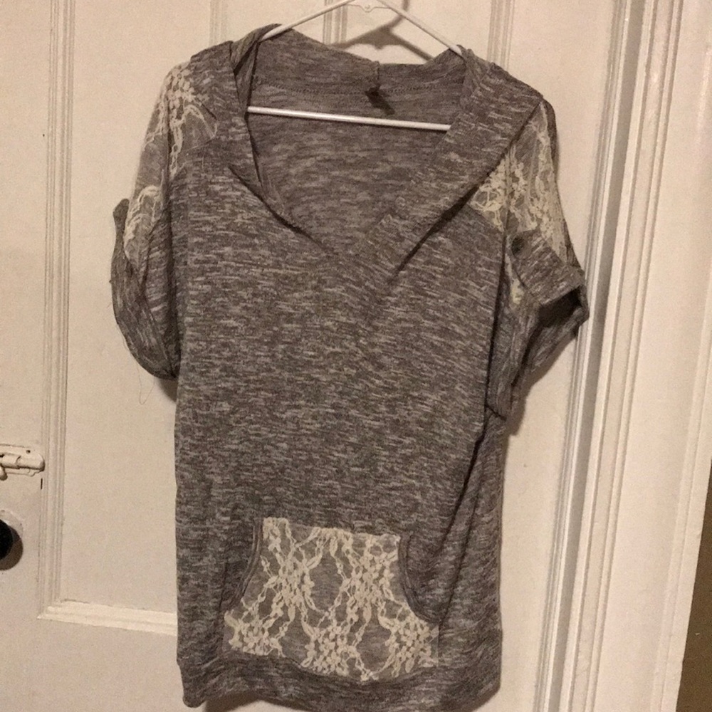Hooded sweater with lace decoration